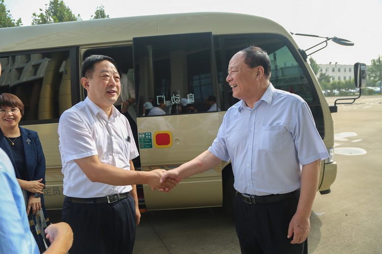Cálida bienvenida Salón de negocios de la provincia de Shandong El líder llega Grupo de carbón de China visitado e investigado