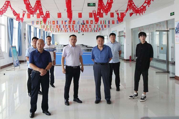 Una calurosa bienvenida a los líderes de la Asociación de Educadores de la ciudad de Jining para que visiten China Coal Group