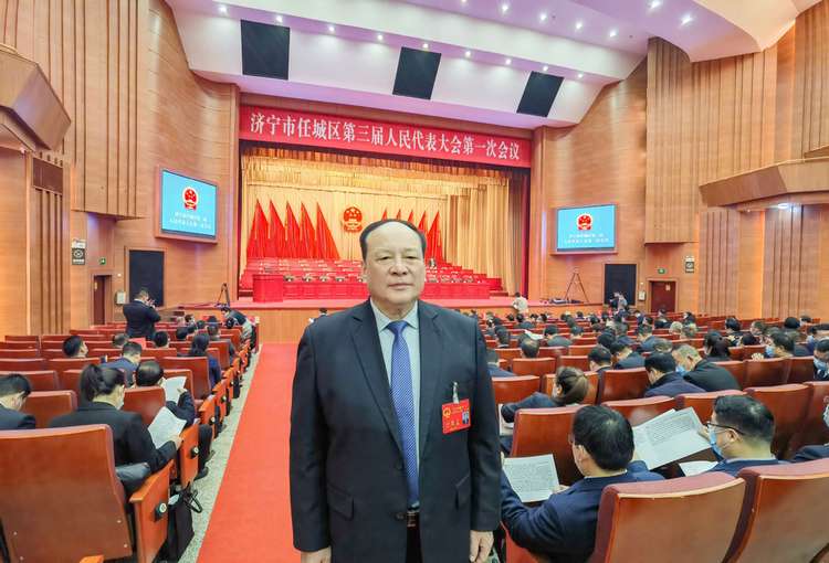 El Presidente del Grupo de Carbón de China, Qu Qing, asiste al Tercer Congreso Popular del Distrito de Rencheng, en la ciudad de Jining